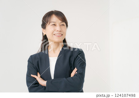 腕組みする笑顔のビジネスウーマン 腕組みする笑顔のビジネスウーマン 124107498