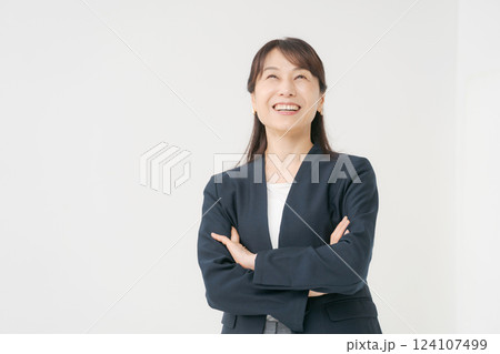 腕組みする笑顔のビジネスウーマン 124107499