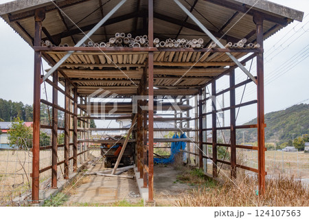 兵庫県淡路島の収穫前で空の玉ねぎ小屋 124107563