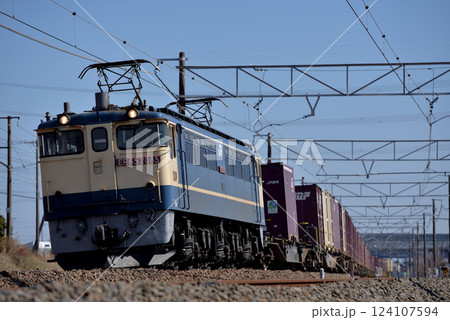 東海道本線を走るEF652085コンテナ貨物列車 124107594