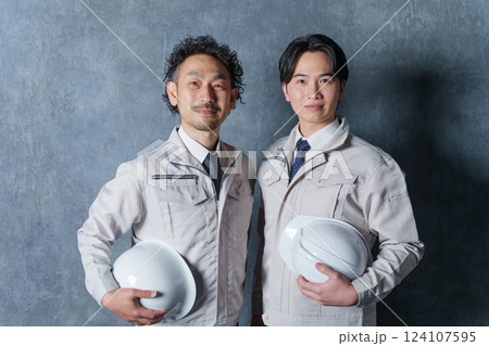 作業着を着たビジネスマン2人(建設業者) 作業着を着たビジネスマン2人(建設業者) 124107595