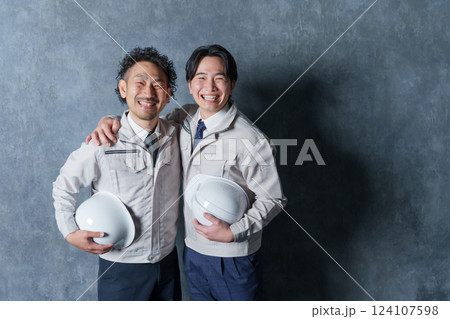 作業着を着たビジネスマン2人(建設業者) 作業着を着たビジネスマン2人(建設業者) 124107598