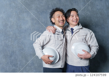 作業着を着たビジネスマン2人（建設業者） 124107599