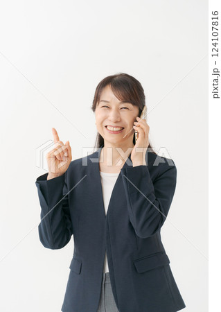 電話をする笑顔のビジネスウーマン 電話をする笑顔のビジネスウーマン 124107816