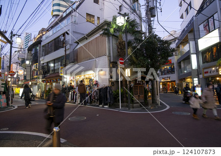 若者に人気の街【下北沢】の夕方のにぎわい(東京都世田谷区) 若者に人気の街【下北沢】の夕方のにぎわい(東京都世田谷区) 124107873