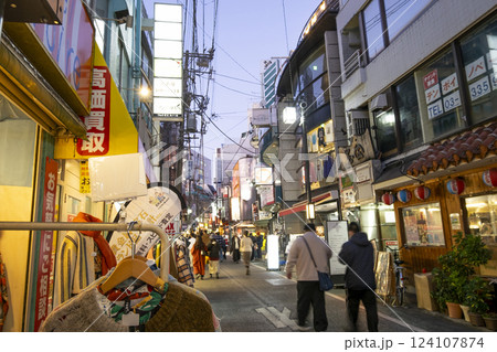 若者に人気の街【下北沢】の夕方のにぎわい(東京都世田谷区) 若者に人気の街【下北沢】の夕方のにぎわい(東京都世田谷区) 124107874