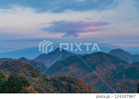 【静岡県】秋の沼津アルプスと笠雲の掛かった富士山 【静岡県】秋の沼津アルプスと笠雲の掛かった富士山 124107967