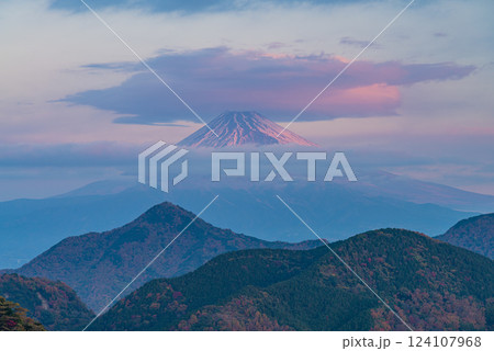 【静岡県】秋の沼津アルプスと笠雲の掛かった富士山 124107968