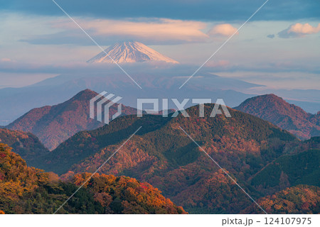 【静岡県】秋の沼津アルプスと笠雲の掛かった富士山 124107975