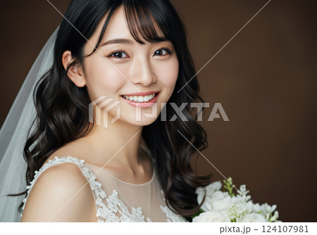 ウェディングドレスを着て微笑む若い女性（AI生成画像） 124107981