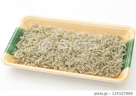 プラスチックトレーに入ったちりめんじゃこ　白バック 124107989