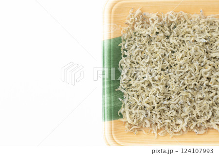プラスチックトレーに入ったちりめんじゃこ　白バック 124107993