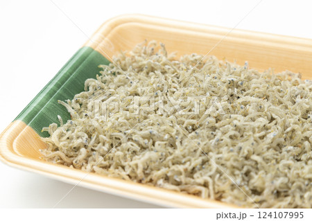 プラスチックトレーに入ったちりめんじゃこ　白バック 124107995