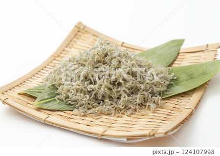 ザルに盛られたちりめんじゃこ　白バック 124107998