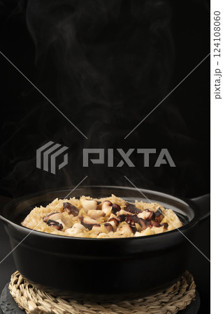 炊きたてで湯気の立った蛸の炊き込みご 124108060