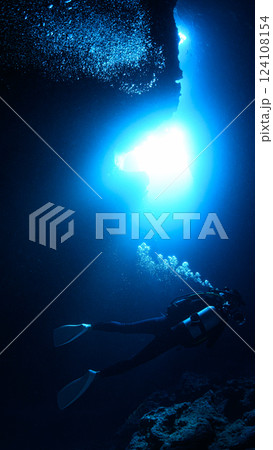 水中から光を見上げるダイバー　宮古島　クロスホール 124108154