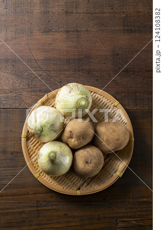 新玉ねぎと新ジャガイモ 124108382