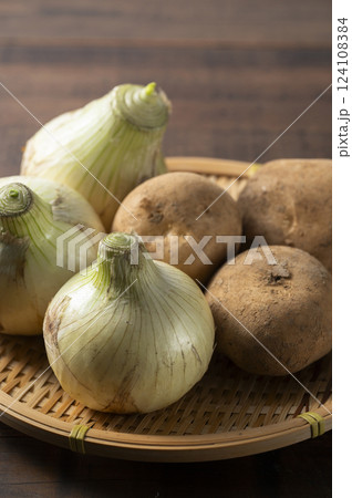 新玉ねぎと新ジャガイモ 124108384