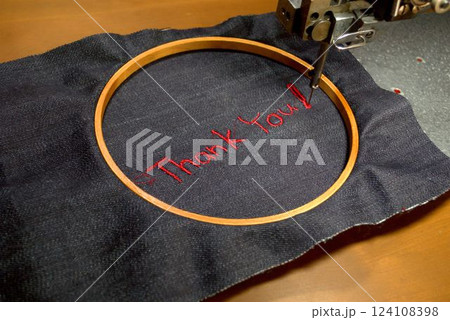 デニムの生地に刺繍したありがとうの文字 124108398
