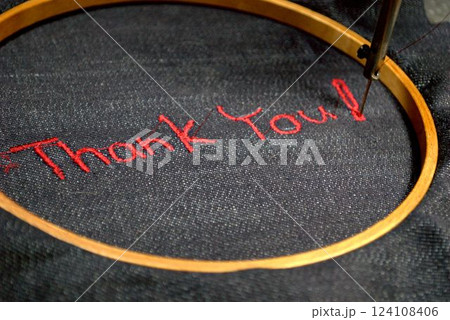 デニムの生地に刺繍したありがとうの文字 124108406