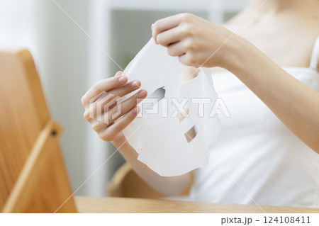 フェイスパックを手に取る女性の手元 フェイスパックを手に取る女性の手元 124108411