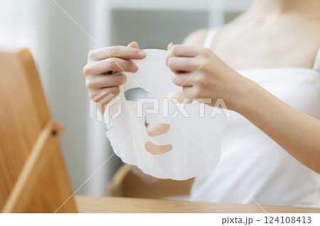 フェイスパックを手に取る女性の手元 フェイスパックを手に取る女性の手元 124108413