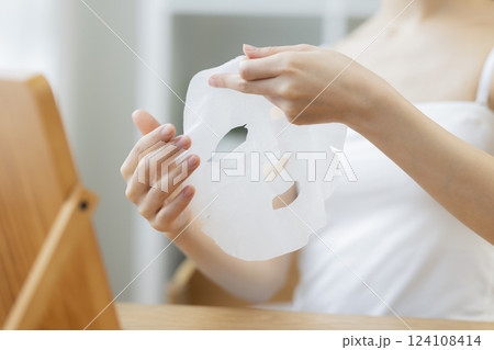 フェイスパックを手に取る女性の手元 フェイスパックを手に取る女性の手元 124108414