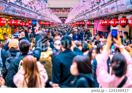 日本の東京都市景観 XEC株…“異国”、外国人で大混雑の浅草寺。なぜ撲滅のマ姿がチラホラ…＝17日 124108417