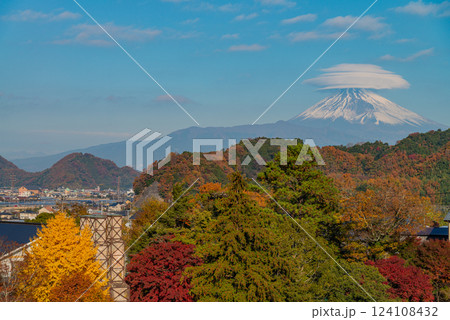 【静岡県】W世界遺産　韮山反射炉の向こうに笠雲が掛かった富士山　秋 124108432