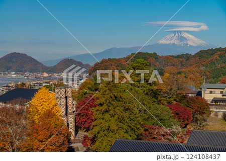 【静岡県】W世界遺産　韮山反射炉の向こうに笠雲が掛かった富士山　秋 124108437