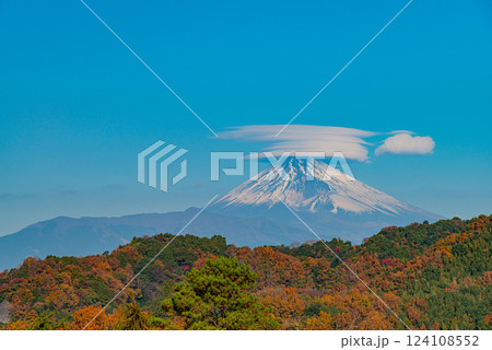 【静岡県】伊豆から見る、笠雲が掛かった秋の富士山 【静岡県】伊豆から見る、笠雲が掛かった秋の富士山 124108552