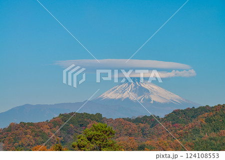 【静岡県】伊豆から見る、笠雲が掛かった秋の富士山 【静岡県】伊豆から見る、笠雲が掛かった秋の富士山 124108553