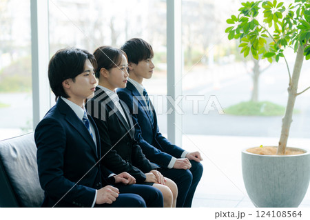 就職活動する学生 124108564