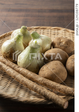 新玉ねぎと新ジャガイモと新ごぼう 124108779