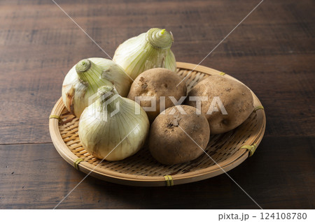 新玉ねぎと新ジャガイモ 124108780