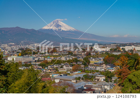 【静岡県】三島市の街並みと冠雪した富士山 124108793