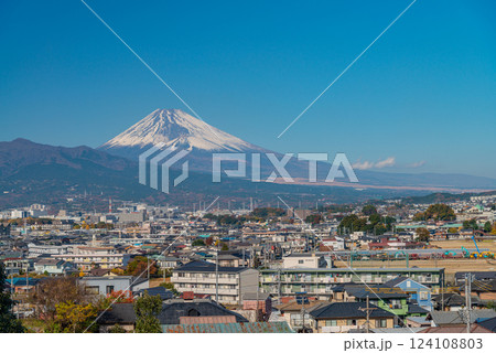 【静岡県】三島市の街並みと冠雪した富士山 124108803