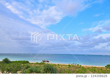 《沖縄県》読谷村の青い空と海 浜辺で乗馬 《沖縄県》読谷村の青い空と海 浜辺で乗馬 124108826