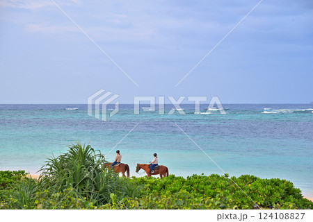 《沖縄県》読谷村の青い空と海　浜辺で乗馬 124108827