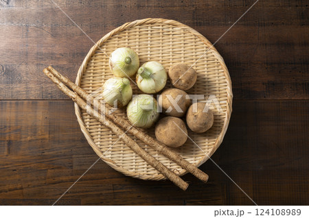 新玉ねぎと新ジャガイモと新ごぼう 124108989