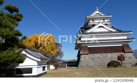 お城を見上げる、秋の天守閣 124109046