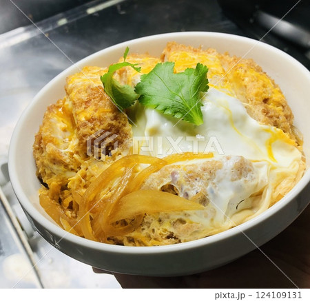 今日の食事はごちそうかつ丼です　 124109131