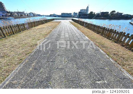 東海道唯一の海路「七里の渡し」熱田湊側の現在の様子 124109201