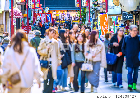 日本の東京都市景観 XEC株…外国人観光客らで賑わう一之宮商店街。なぜ撲滅のマ姿がチラホラ…＝17日 124109427