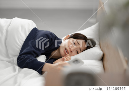 女性 スマホ 寝落ち 女性 スマホ 寝落ち 124109565