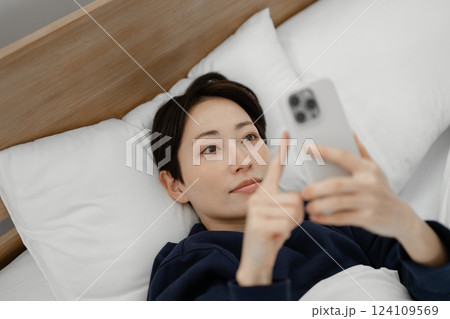女性 スマホ 寝落ち 女性 スマホ 寝落ち 124109569