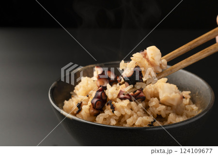 炊きたてで湯気の立った蛸の炊き込みご飯を箸で持ち上げる 炊きたてで湯気の立った蛸の炊き込みご飯を箸で持ち上げる 124109677