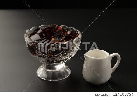 ガラスの器に盛り付けた冷たいコーヒーゼリー 124109754