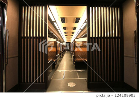 【阪急】6300系 快速特急A「京とれいん」の車内（京都線） 124109903