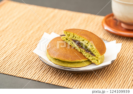 和風背景に抹茶どら焼き 124109939